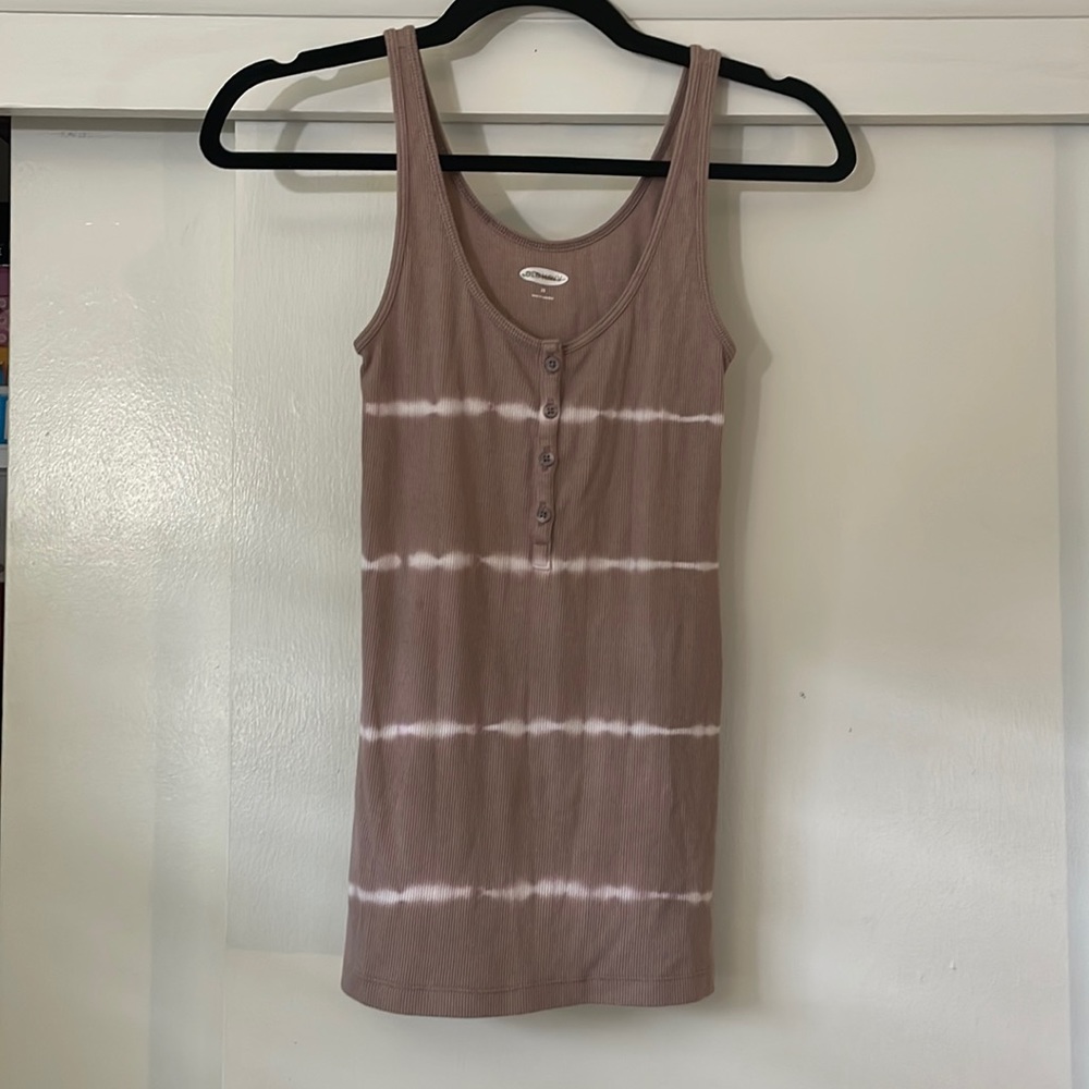 Women’s old navy tank top with buttons.